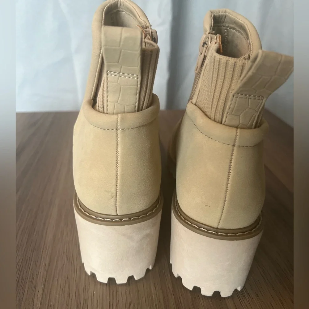 NWOB Chelsea Boots